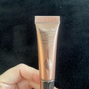 Charlotte Tilbury Pillow Talk Beauty Light Wand Highlighter